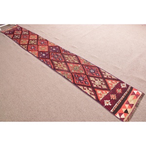 Alfombra Turca Herki de 1.7x12.3 pies, Alfombra Vintage de Lana con Parches Rojos - Product Image 3