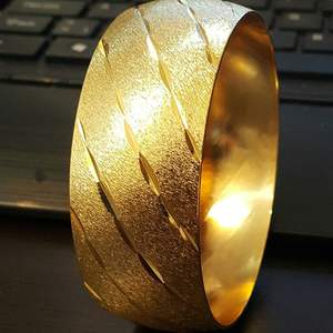 Brazaletes de latón de dos juegos de pulido de oro indio puro para mujeres Diseño clásico y evento cultural Calidad elegante - Product Image 3