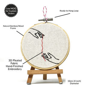Cerceau à broder artisanal « Destiny’s Reach » – Bambou 10 cm – Décoration murale minimaliste « Red String of Fate » – Décoration à lignes fines - Product Image 2
