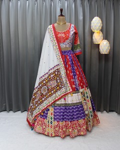 Lehenga Choli Dupatta de style Bollywood brodé à la main avec des miroirs traditionnels Gujarati pour les mariées indiennes, tenue de créateur - Product Image 5