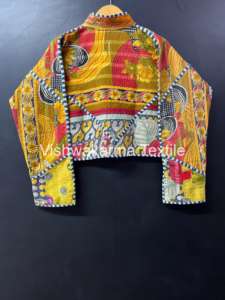 เสื้อแจ็คเก็ตสั้นแบบควิลท์ลายคันธาสไตล์วินเทจสำหรับผู้หญิง งานแฮนด์เมดจากอินเดีย เหมาะสำหรับฤดูหนาวและฤดูใบไม้ร่วง ตกแต่งด้วยงานปะติดด้านหน้า เหมาะสำหรับเทศกาลคริสต์มาส - Product Image 6