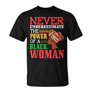 Non sottovalutare mai la potenza di una donna nera - T-shirt dal design ispiratore - Product Image 2