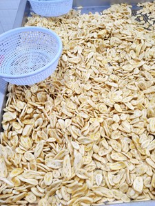 Chips de plátano secos con textura ligeramente crujiente y rebanadas uniformes desarrollados para programas de exportación de snacks |   Suministro al por Mayor - Product Image 6