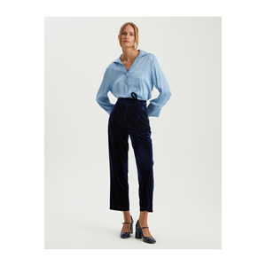 Pantalones de Terciopelo para Mujer con Detalle de Encaje, Modelo Elegante - Product Image 3