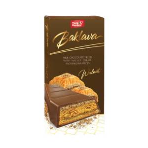 Barre de baklava au chocolat au lait sucré de qualité supérieure, garnie de crème et de morceaux de bonbons, dessert gastronomique de haute qualité - Product Image 1