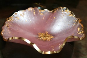 Bol en résine de luxe de qualité exportable avec fleurs encastrées de couleur or rose pour table ou étagère disponible au meilleur prix - Product Image 2