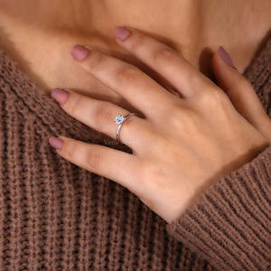 Bague carrée en diamant de laboratoire minimaliste pour femme avec réglage de coussin confortable pour les propositions ou les anniversaires - Product Image 2