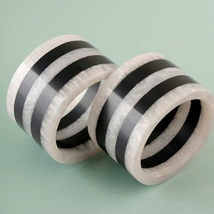 Lot de 2 ronds de serviette en résine rayée noir et blanc faits à la main accessoire de salle à manger moderne pour le printemps et l'été - Product Image 1