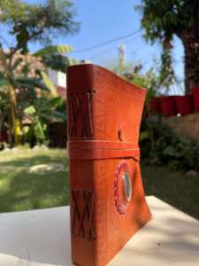 Journal en cuir vintage avec gaufrage de dragon et accent de pierres précieuses, carnet de voyage rechargeable artisanal, journal unique artisanal - Product Image 2