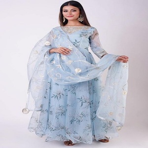 Robe Anarkali en mousseline de soie bleu clair brodée de fleurs, avec col bateau et manches longues, coupe trapèze longueur ras du sol - Product Image 2