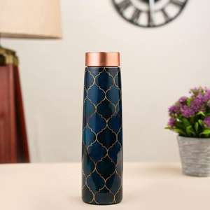 Bouteilles d'eau en cuivre pur avec finition mate et conçues pour une meilleure adhérence et un attrait esthétique tout en offrant des avantages de bien-être - Product Image 2
