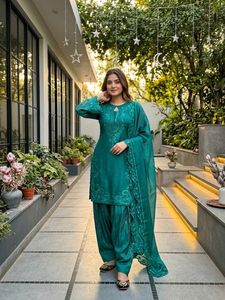 Conjunto de diseñador con bordado de lentejuelas y trabajo de corte, top de cristal romano con pantalón palazzo y dupatta de georgette, completamente cosido y listo para usar. - Product Image 3