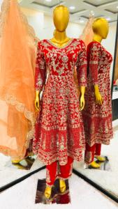 Robe de travail Anarkali entièrement cousue brodée avec fond contrasté Dupatta et costume au meilleur prix - Product Image 4