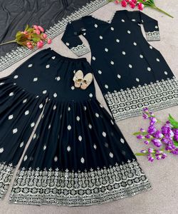 Elegante conjunto de Patiala de algodón de aspecto tradicional: abraza la elegancia atemporal con nuestro tradicional conjunto de Patiala de algodón para cualquier ocasión - Product Image 1