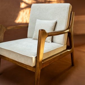 Sillón escandinavo con tapicería de marfil suave, elegante marco de madera, perfecto para interiores nórdicos acogedores - Product Image 2