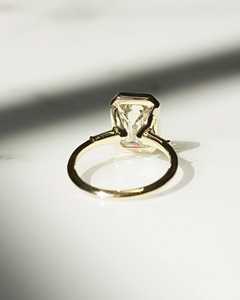 Bague de fiançailles en moissanite taillée émeraude de 4.01 carats avec pierres latérales Bague en moissanite en argent sterling 925 - Product Image 3