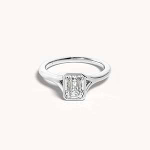 Bague de fiançailles sertie d'un émeraude - Bague sertie de diamants - Product Image 1