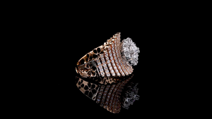 Anillo de Lujo con Diamante Cultivado en Laboratorio con Corte de Pera y Diseño Floral, Chapado en Rodio sobre Oro de 14 Quilates, Banda Ancha, para Bodas y Fiestas - Product Image 3