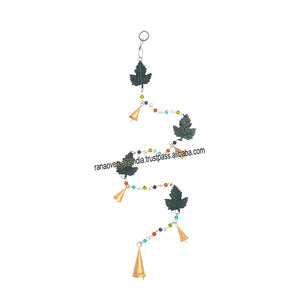 Carillons éoliens suspendus en métal à quatre feuilles avec cloches et perles pour décorations intérieures et extérieures. - Product Image 2