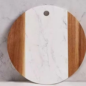 Planche à découper en bois de haute qualité avec une belle finition, parfaite pour offrir en cadeau lors de la pendaison de crémaillère, de mariages et de célébrations familiales - Product Image 1