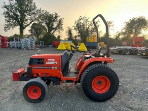 Tracteur compact ST-30 Kubota en très bon état sur pneus gazon, direction assistée, 4wd,30hp, hydrostatique - Product Image 6