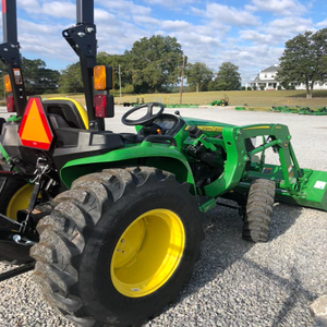 Obtenez le puissant tracteur John Deeree 3025E en stock aujourd'hui, livraison rapide et prix de gros inclus - Product Image 2