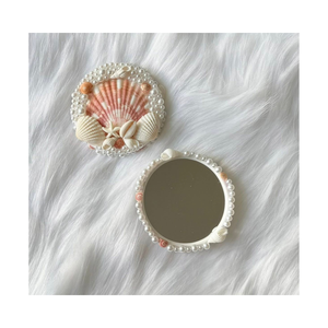 กระจกเปลือกหอยธรรมชาติสำหรับตกแต่งผนังบ้านสไตล์ชายฝั่งทำด้วยมือที่ไม่เหมือนใครพร้อมกรอบสีขาวสีชมพูและสีน้ำตาล - Product Image 1