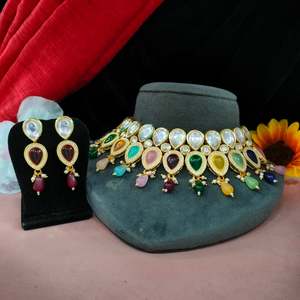 Elegante conjunto de collar de perlas colgantes para mujer, Kundan colorido premium y cristal, cuelga de moda maravillosamente en el escote - Product Image 1