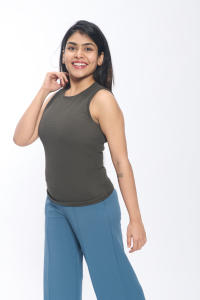 Camiseta sin mangas para mujer en mezcla de poliéster verde oscuro, cuello redondo, ajuste elástico, ideal para capas y uso informal diario - Product Image 2