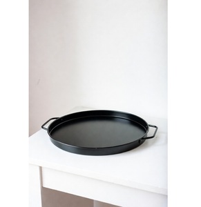 Bandeja decorativa de metal de color negro diseñada para servir con estilo y presentación de alta gama. - Product Image 6