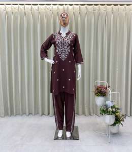 Kurtis imprimés pour dames personnalisables fabriqués en Inde, brodés et unis, pour l'exportation, disponibles au prix d'exportation - Product Image 4