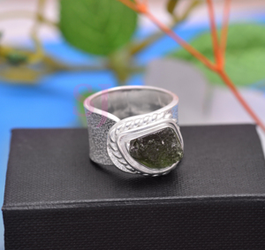 Pierre précieuse naturelle Moldavite, forme fantaisie, sertie en clos, en argent sterling 925 plaqué or, bijou de déclaration de mariage, joaillerie fine et tendance - Product Image 2