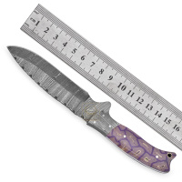 Couteau de chasse et de survie personnalisable OEM DD-DAM-565 en acier Damas à lame pleine, 58-60 HRC, manche en Micarta violet-blanc à empreintes digitales