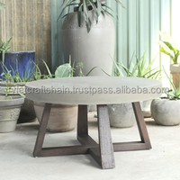 Table à manger moderne en béton sur mesure avec pieds en bois d'acacia, mobilier léger et écologique pour appartement et projets hôteliers
