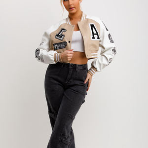Chaqueta universitaria de béisbol para mujer, a la moda, en color beige y blanco, con mangas de PU, parches de letras y estilo bomber corto. - Product Image 5