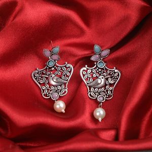 Boucles d'oreilles pendantes à la mode avec motif d'oiseau et de feuille rose et bleu ciel - Product Image 1