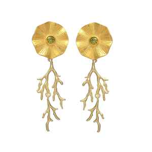 Pendientes de tuerca de flor de piedra preciosa chapados en oro con colgante de rama en cascada - Product Image 1