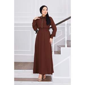 Robe modeste marron avec détail de pierre plissée à la taille - Product Image 3
