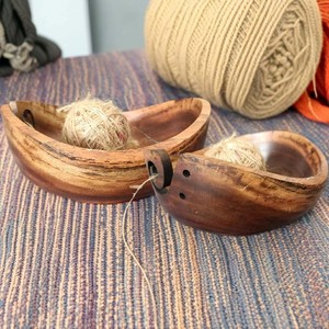Bol à fil en bois artisanal simple avec découpe en spirale, écologique, pour tricot et crochet, support organisateur portable et léger - Product Image 1