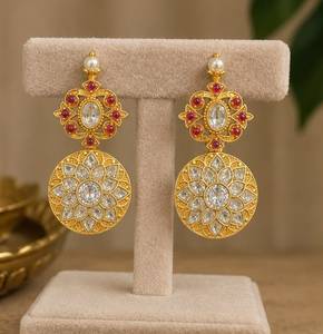Boucles d'oreilles chandelier Tishya pour femme en alliage d'argent plaqué or jaune 14 carats avec imitation moissanite taille brillant rond, bijoux de mariage - Product Image 1