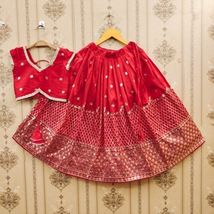 Ensemble de lehenga choli de mariée rouge de créateur, entièrement cousu, en polyester, longueur au sol, lourdement brodé de paillettes, pour mariages et fêtes de Diwali - Product Image 1