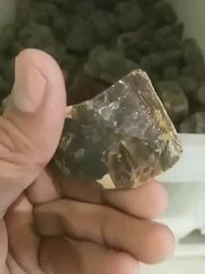 Venta al por mayor de piedras ásperas de ámbar marrón natural talladas Feng Shui piedras ásperas caídas - Product Image 5