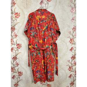 Robe kimono en coton faite à la main avec imprimé d'oiseaux dessiné à la main pour les loisirs - Product Image 4