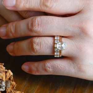 Anillo de sello de diamante cultivado en laboratorio ovalado de corte de Rosa fina de oro de 18 quilates con banda de media eternidad de corte esmeralda, regalo perfecto para fiesta de boda - Product Image 5