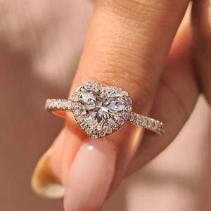 Anillo de Compromiso con Diamante en Forma de Corazón con Halo y Engaste Pavé, Certificado IGI, Claridad VS - Product Image 4