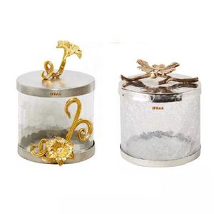 Elegante Bote de Té Decorativo con Diseño de Flores Doradas, Bote de Lujo/Bote Decorativo Indio de Metal y Vidrio para Cocina - Product Image 1