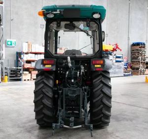 Invierta en el tractor Lovol F4100 de 100HP con opciones que ofrecen un flujo hidráulico de 65 litros por minuto y 3 mandos remotos de liberación automática traseros. - Product Image 5
