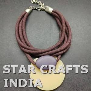 Conjunto de Joyería de Alta Gama Negro con Detalles Blancos, Cuentas de Resina, Venta al por Mayor de Fábrica, Collar y Anillo de Resina de Moda para Mujer - Product Image 5