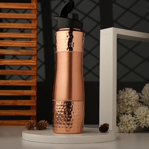 Bouteille d'eau en cuivre Divris, finition martelée, réutilisable, design moderne, couvercle de voyage inclus, écologique, utilisation en extérieur, modèle NJC-6701H - Product Image 4