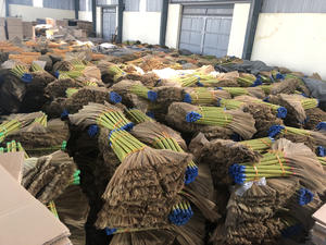 Balai en bois artisanal avec pelle à poussière pour le nettoyage de la maison Sac à poussière en herbe douce de petite taille emballé pour l'utilisation de la vadrouille - Product Image 3